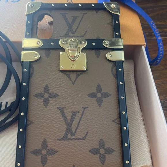 BRAND NEW LOUIS VUITTON EYE TRUNK WITH STRAP IPHONE X/XS. - Picture 7 of 10